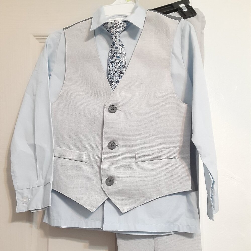 Van Heusen Boys Size 4 Regular Dress Suit